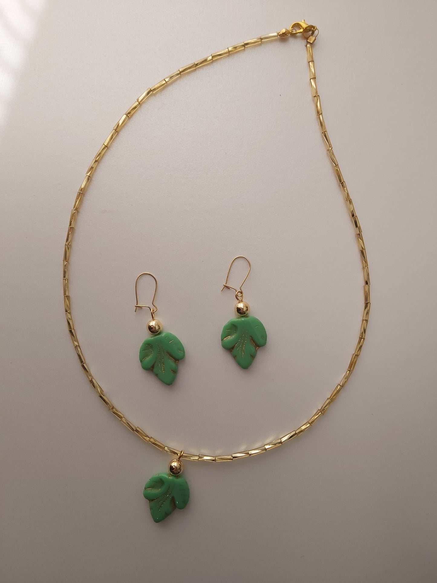 Handmade unique set with green leaves and gold details