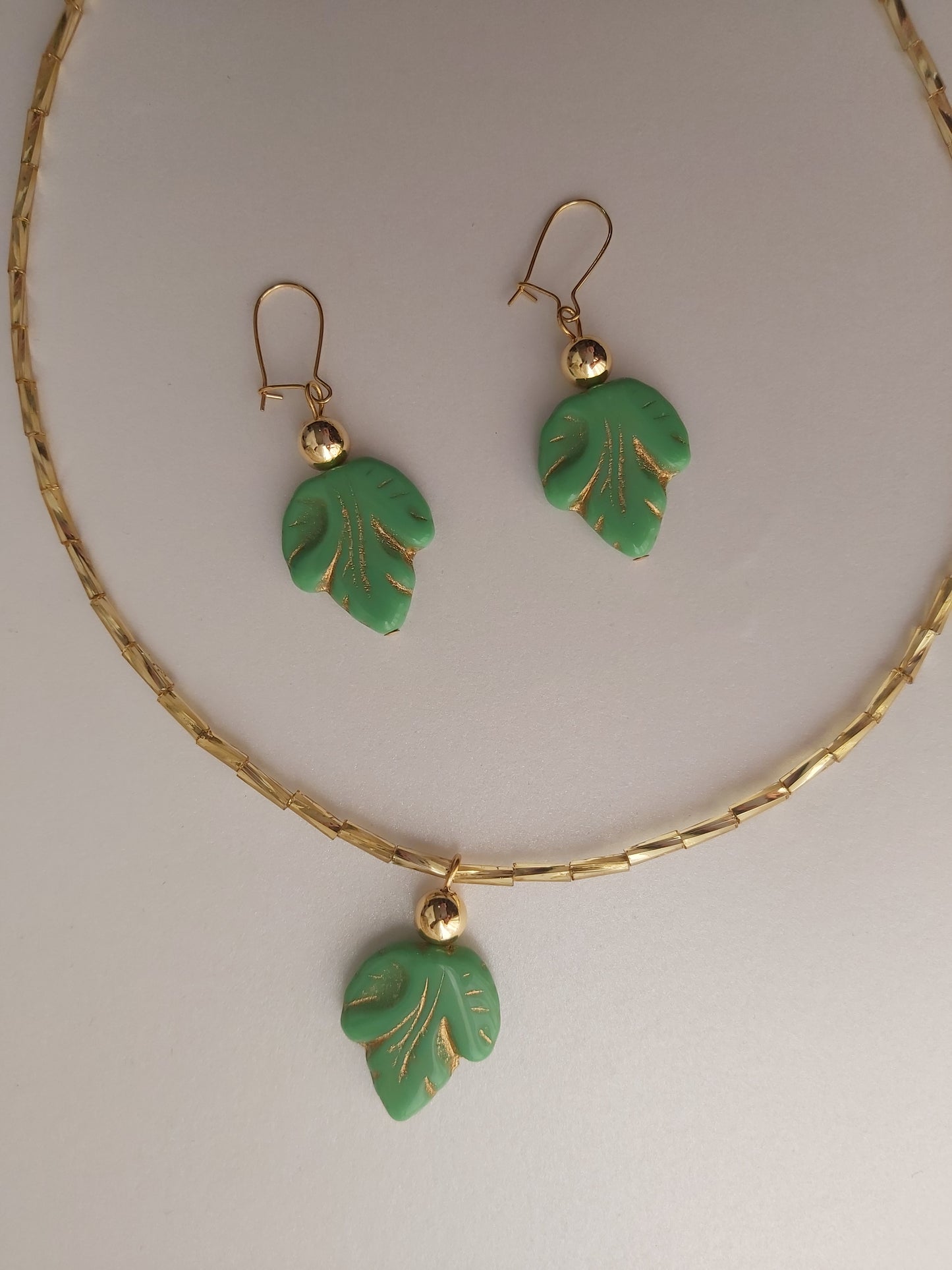 Handmade unique set with green leaves and gold details